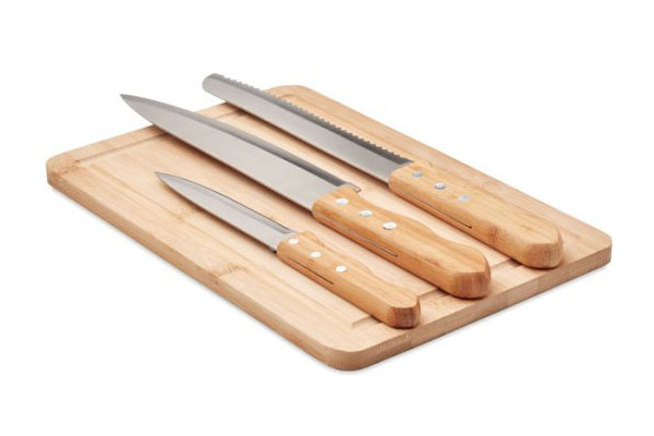 tagliere in legno personalizzato con set coltelli con LOGO regalo aziendale