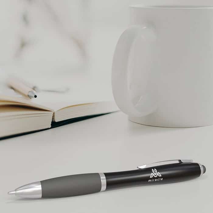 Penne a sfera nere eleganti e pratiche, che puoi personalizzare con il tuo logo