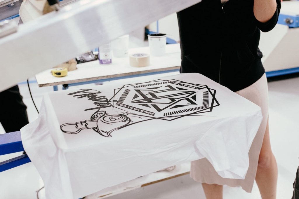 stampa serigrafica ad un colore sulle magliette bianche in offerta