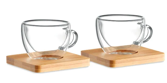 Set di 2 tazzine da caffè in vetro con piattino in bamboo. Confezionate in scatola di cartone. Capacità 60 ml.