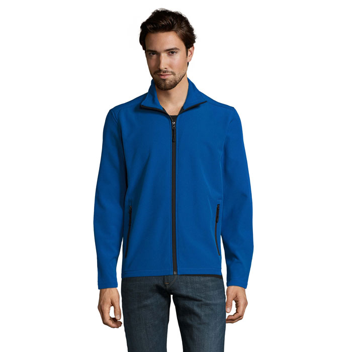 La giacca in softshell da uomo personalizzabile con logo è un capo d’abbigliamento tecnico e versatile, ideale per aziende che desiderano offrire ai propri collaboratori un abbigliamento professionale, resistente e adatto a ogni condizione climatica. Con un peso di 280 g/m², questa giacca è realizzata in tessuto softshell a 2 strati, una combinazione perfetta di comfort termico, protezione e libertà di movimento. Il tessuto esterno è composto per il 96% da poliestere e per il 4% da elastan, offrendo resistenza all’abrasione, elasticità e traspirabilità. La fodera interna in morbido pile 100% poliestere aggiunge uno strato termico che trattiene il calore corporeo, rendendo la giacca ideale per l’uso in ambienti freschi o durante le stagioni intermedie. La giacca presenta una zip frontale SBS di alta qualità che garantisce scorrevolezza e durata nel tempo, accompagnata da due tasche laterali con chiusura a zip, comode per riporre piccoli oggetti personali in sicurezza, come smartphone, chiavi o documenti aziendali. Il design moderno e sportivo la rende perfetta non solo per il lavoro ma anche per il tempo libero, offrendo un'immagine curata e professionale in ogni situazione. Questa giacca softshell è pensata per essere personalizzata con il logo aziendale o una grafica promozionale, posizionabile su petto, schiena o manica, a seconda delle esigenze di visibilità. La personalizzazione può essere eseguita con tecniche di stampa a caldo o ricamo, garantendo un risultato duraturo e di grande impatto visivo. È un capo ideale per aziende che vogliono distinguersi durante eventi, fiere, congressi o anche semplicemente nella quotidianità lavorativa di team operativi, rappresentanti o tecnici sul campo. Ogni ordine viene accompagnato da una bozza grafica gratuita, per assicurarti che il risultato finale rispecchi esattamente le tue aspettative. Il capo è certificato OEKO-TEX®, a garanzia dell’assenza di sostanze nocive nei materiali utilizzati, un valore aggiunto per tutte le realtà che hanno a cuore la salute e la sostenibilità. Disponibile solo in versione personalizzata, la giacca in softshell da uomo viene spedita in tutta Italia con tempi rapidi e assistenza continua. Che tu stia cercando abbigliamento da lavoro personalizzato per i tuoi dipendenti o un gadget promozionale di alto livello, questa giacca rappresenta una scelta strategica e professionale per rafforzare l’identità visiva del tuo brand. Richiedi ora la tua bozza grafica gratuita e scopri come trasformare un capo tecnico in uno strumento efficace di comunicazione aziendale.