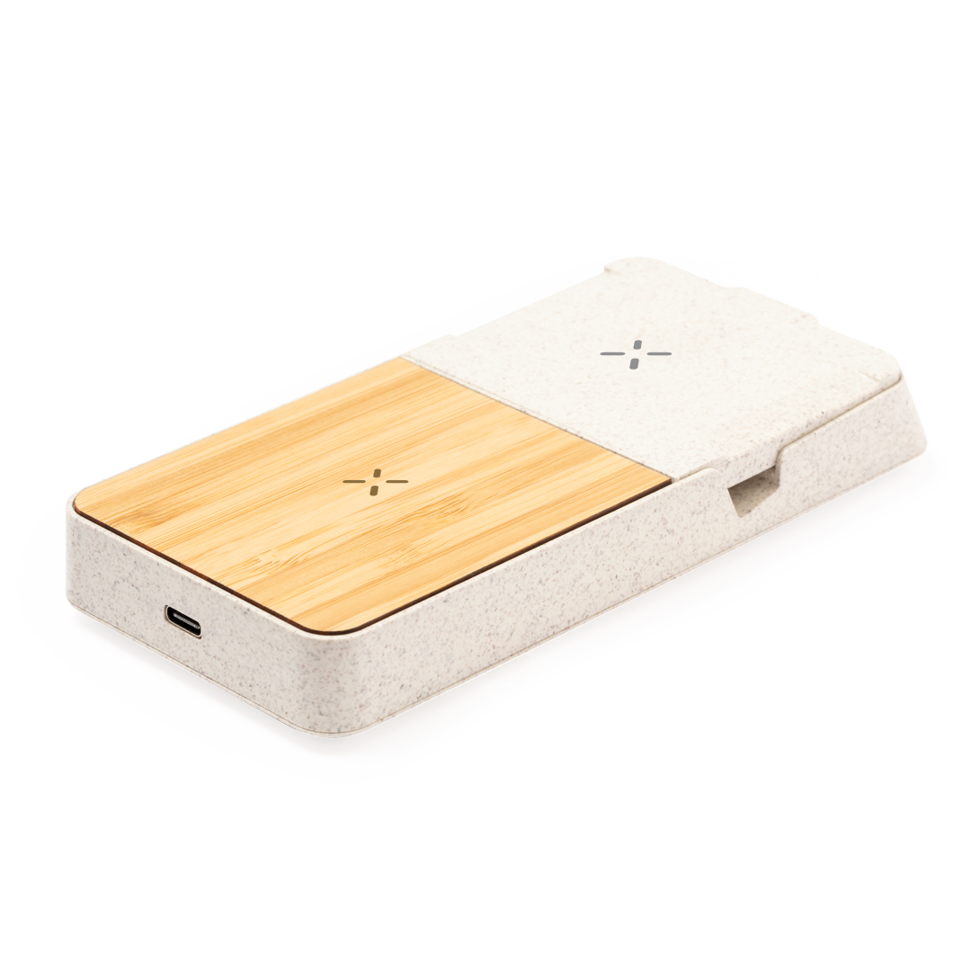 Caricatore wireless da 15W in fibra di grano e bambù personalizzabile con logo con supporto realizzato in una combinazione di fibra di grano e bambù. Progettato per la ricarica simultanea di smartphone o smartwatch e cuffie, sia in modalità wireless che attraverso la porta Type-C: una stazione di ricarica versatile e all-in-one con supporto per smartphone o tablet. Presentato in un'attraente scatola kraft individuale e manuale di istruzioni in inglese e spagnolo. La fibra di grano favorisce l'uso di materie prime naturali, riducendo così le emissioni inquinanti. Materiali come il bambù favoriscono l'uso di materie prime naturali, riducendo così le emissioni inquinanti. Proviene da una pianta altamente resistente e versatile, con una rapida crescita e rigenerazione, che lo rende un'ottima alternativa all'uso del legno tradizionale. Prodotto secondo gli standard RoHS e in conformità ai seguenti requisiti di sicurezza: Sistema di protezione dal surriscaldamento. Sistema di protezione dal sovraccarico. Sistema di blocco per evitare cortocircuiti.
