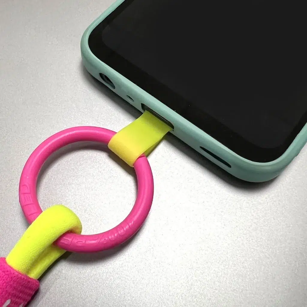 supporto cellullare inserito nella cover dello smartphone