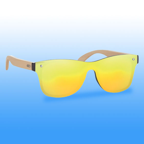 Occhiali da sole personalizzati con lenti specchiate all over e aste in bamboo. Protezione UV400. Il bamboo è un materiale naturale e può avere delle variazioni leggere di colore, dimensione e stampa.