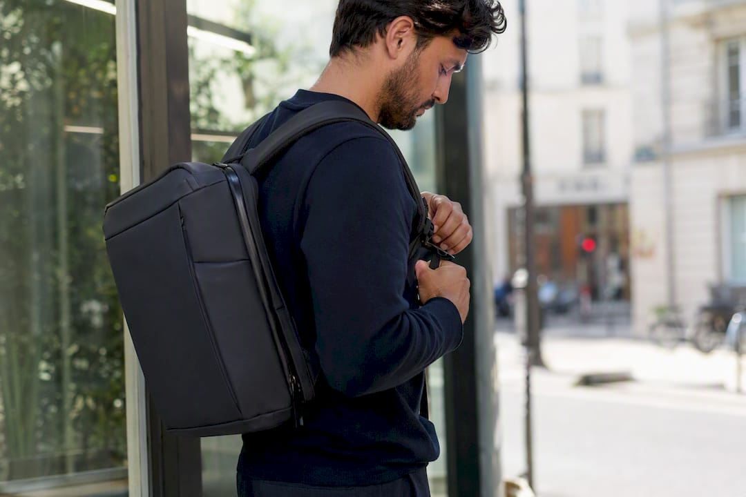 Persona che sistema uno zaino ergonomico per documenti